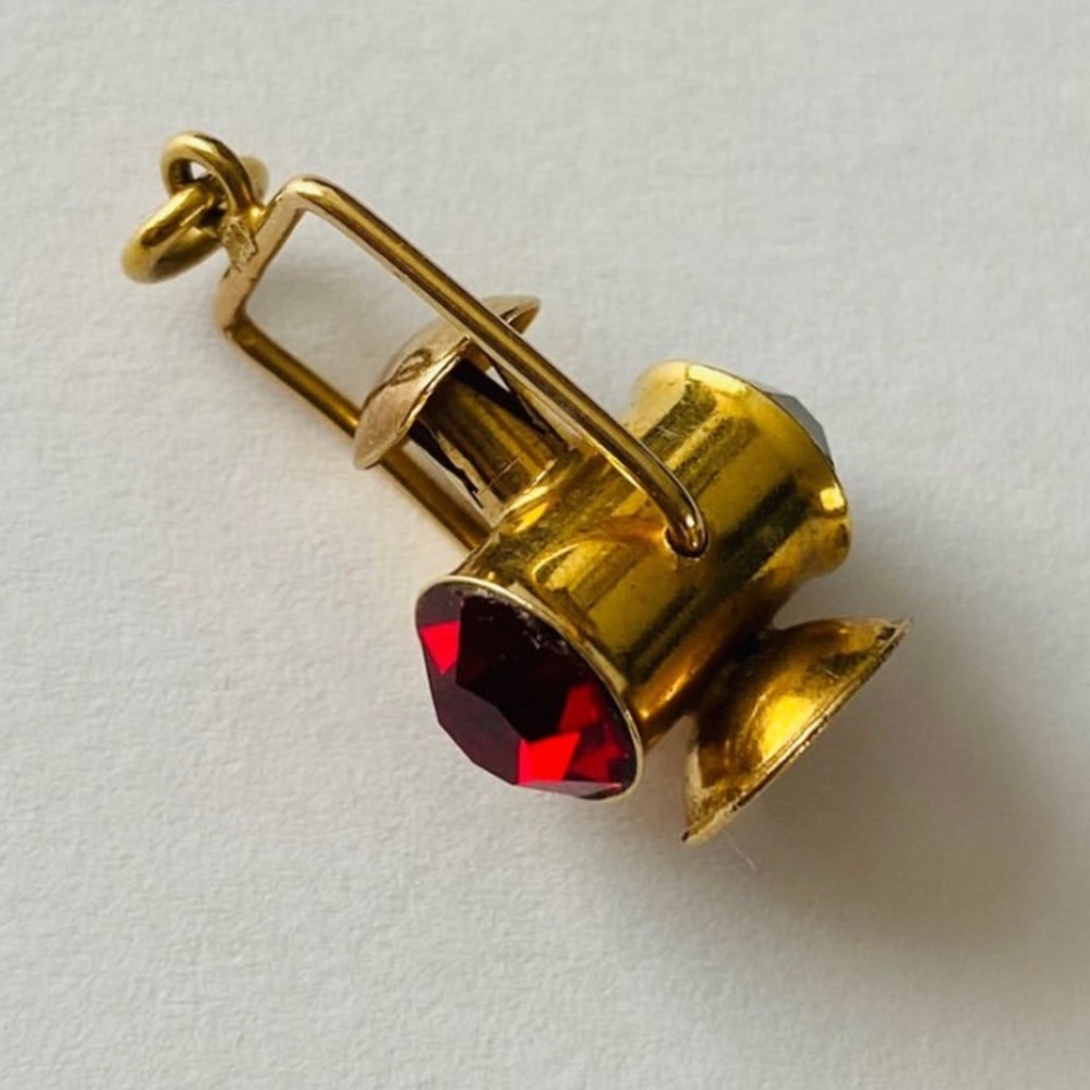 Vintage lamp modeled in 9k with British hallmarks